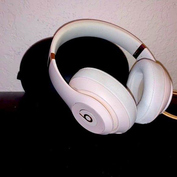 Limited edition Beats by Dr Dre Studio 3 wireless - Picture 1 of 3